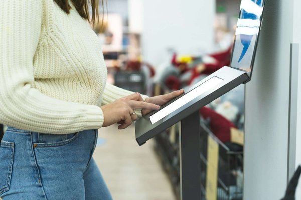 Gestion file d'attente : comment choisir une borne interactive ?